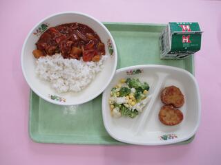 ハヤシライス（麦ご飯）・ 牛乳・ チキンナゲット・ 花野菜サラダ