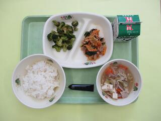 ご飯 牛乳・ミルメークコーヒー・ 豚キムチ炒め・ ブロッコリーのおかか和え ・豚汁