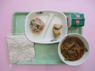 カレーうどん（ソフトめん・汁）・ 牛乳 ・ひとくち焼きいも・ 切干大根とツナのサラダ