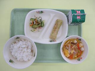 ご飯・ 牛乳 ・ちくわの磯辺揚げ・ キャベツの浅漬け・ 親子煮