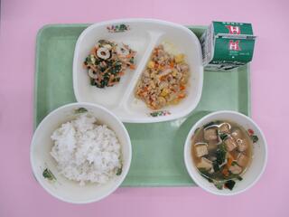 肉たまごそぼろ丼（ご飯・肉たまごそぼろ）・ 牛乳・ ごま香るちくわサラダ ・どさんこ汁