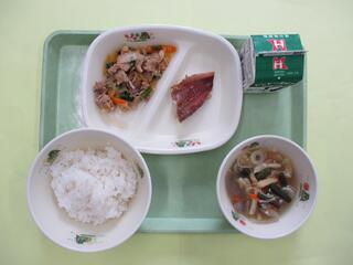 ご飯・ 牛乳・ めばるの塩焼き・ バラ焼き風野菜炒め・ けの汁