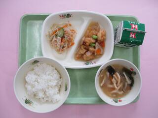 ご飯・ 牛乳・ 鶏肉とれんこんの甘辛炒め・ 春雨サラダ・ わかめと玉ねぎのみそ汁