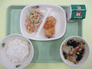 ご飯・ 牛乳・ 鶏肉のレモン風味・ かみかみごぼうサラダ ・若竹汁