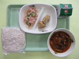 カレーうどん（ソフト麺・汁） 牛乳・ ひとくち焼きいも・ 切干大根とツナのサラダ