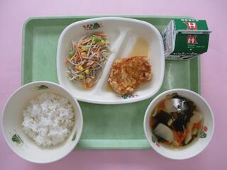 ご飯・ 牛乳・ 鶏肉のレモン風味・ かみかみごぼうサラダ ・若竹汁