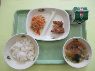 ご飯・ 牛乳・ 鶏肉のオイスターソース焼き・ 春雨の中華炒め・ ワンタンスープ