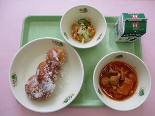 揚げパン・ 牛乳・ ツナサラダ・ ミートボールのトマト煮