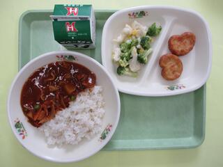 ハヤシライス（麦ご飯）・ 牛乳・ チキンナゲット・ 花野菜サラダ