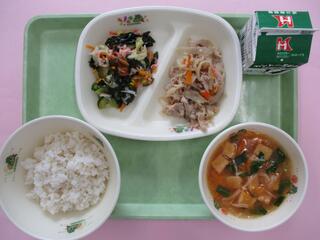 麦ご飯・ 牛乳・ 豚肉と根菜のしょうが炒め・ オーシャンサラダ・ キムチスープ