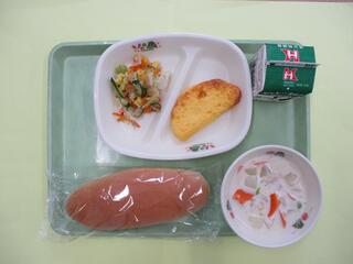 コッペパン・ 牛乳・ オムレツ・ イタリアンサラダ・ クリームシチュー