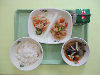 ご飯・牛乳・ 鶏肉とれんこんの甘辛炒め・ 春雨サラダ ・わかめと玉ねぎのみそ汁