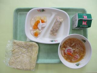 みそラーメン（ソフト中華めん・スープ） ・牛乳・ ぎょうざロール・ 豆乳杏仁フルーツ