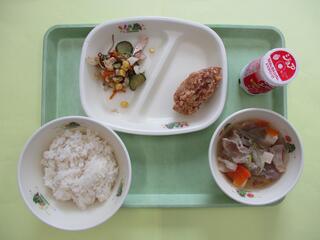 ご飯・ 発酵乳（いちご）・ 鶏肉のから揚げ・ りっちゃんサラダ・ 豚汁