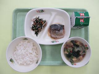 ご飯・ 牛乳・ さばのみそ煮・ のり酢和え・ なめこ汁