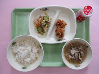 麦ご飯・ 発酵乳（いちご）・ 鶏肉のから揚げ・ りっちゃんサラダ・ 豚汁