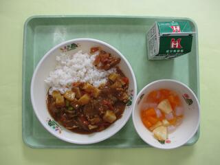 ポークカレーライス（麦ご飯）・ 牛乳・ 福神漬け・ ナタデココフルーツ