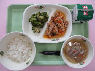 ご飯・ 牛乳・ミルメークコーヒー・ 豚キムチ炒め・ ブロッコリーのおかか和え・ 豚汁