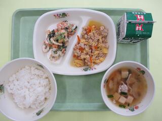 肉たまごそぼろ丼（ご飯・肉たまごそぼろ）・ 牛乳・ ごま香るちくわサラダ ・どさんこ汁