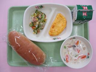 コッペパン・ 牛乳・ オムレツ・ イタリアンサラダ ・クリームシチュー