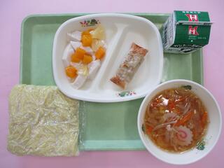 みそラーメン（ソフト中華めん・スープ）・ 牛乳・ ぎょうざロール・ 豆乳杏仁フルーツ