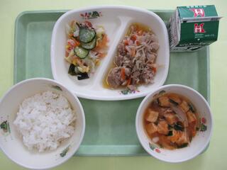 ご飯 ・牛乳・ 豚肉と根菜のしょうが炒め・ オーシャンサラダ・ キムチスープ