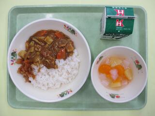 ポークカレーライス（麦ご飯）・ 牛乳・ 福神漬け・ ナタデココフルーツ