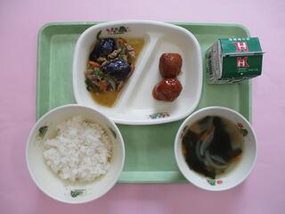 ご飯・牛乳・ 甘酢肉団子・ 豚肉となすのみそ炒め・ わかめスープ
