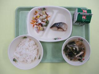 ご飯・牛乳・ さばの塩焼き・ さつまいもサラダ・ 大根と油揚げのみそ汁