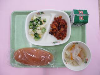 はちみつパン・牛乳・ フェイジョアーダ・ 花野菜サラダ ・ラビオリスープ