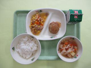 鶏肉ととうもろこしの混ぜご飯 （ご飯・混ぜご飯の具）・ 牛乳・ つくねのおろしだれ梅風味 ・新じゃがのみそ汁
