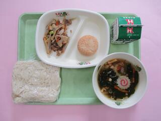 きつねうどん（ソフト麺・汁）・ 牛乳・ 五目きんぴら・ さつまいもパイ