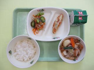 ご飯・ 牛乳 ・笹かまぼこの磯辺揚げ・ 枝豆のサラダ・ 仙台麩入り肉じゃが