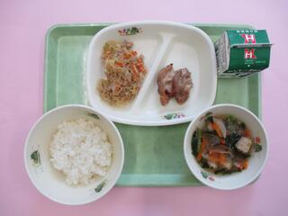 ご飯 ・牛乳 ・ガイヤーン・ パットウンセン・ ゲーンチュートタオフー