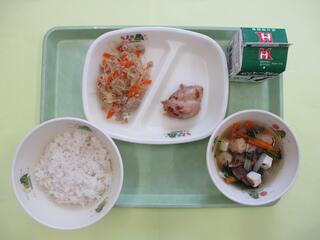 麦ご飯・ 牛乳・ ガイヤーン ・パットウンセン ・ゲーンチュートタオフー