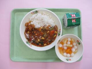 小松菜豆カレーライス （麦ご飯）・福神漬け・ 牛乳 ・フルーツ白玉