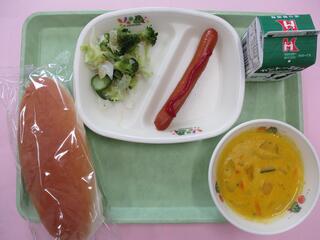 コッペパン ・牛乳・ フランクフルト・ グリーンサラダ・ かぼちゃポタージュ