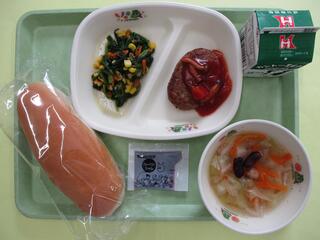 コッペパン・ブルーベリージャム・ 牛乳・ ハンバーグトマトソース・ ポパイソテー ・野菜と豆のスープ