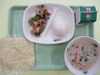 豆乳担々ラーメン （ソフト中華麺・スープ）・ 牛乳・ 肉まん・ 小松菜と厚揚げの中華炒め