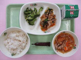 ご飯・ 牛乳・ミルメーク（ココア）・ 豚キムチ・ ブロッコリーのおかか和え・ キムチスープ