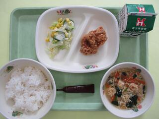 ご飯・ 牛乳・ミルメーク（ココア）・ 鶏肉のから揚げ・ コーンサラダ・ かき玉汁