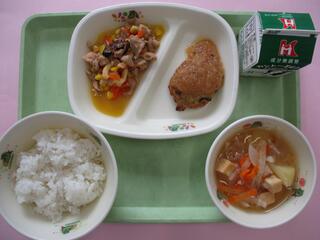 鶏肉ととうもろこしの混ぜご飯 （ご飯・混ぜご飯の具）・ 牛乳・ つくねのおろしだれ梅風味 ・新じゃがのみそ汁