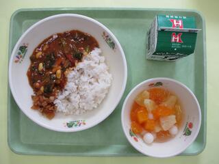 小松菜豆カレーライス （麦ご飯）・福神漬け・ 牛乳・ フルーツ白玉