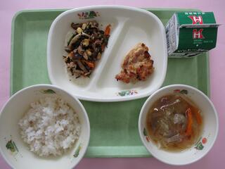 麦ご飯・ 牛乳・ 鶏肉の西京焼き・ ひじきの五目煮・ いわしのつみれ汁
