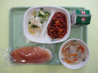 はちみつパン・ 牛乳・ フェイジョアーダ・ 花野菜サラダ・ ラビオリスープ