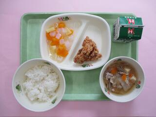 ご飯・ 牛乳・ 鶏肉のから揚げ・ 豚汁・ ナタデココフルーツ