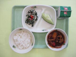 ご飯・牛乳・ 米粉県産ビーフシチュー・ ほうれん草のチキンサラダ・ メロン