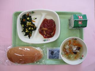 コッペパン・フﾞルｰヘﾞリｰシﾞャム・ 牛乳・ ハンバーグトマトソース・ ポパイソテー ・野菜と豆のスープ