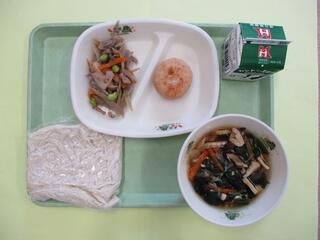 きつねうどん（ソフト麺・汁）・ 牛乳・ 五目きんぴら・ さつまいもパイ