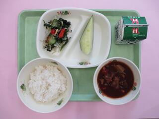 ご飯・ 牛乳・ 米粉県産ビーフシチュー・ ほうれん草のチキンサラダ・ メロン